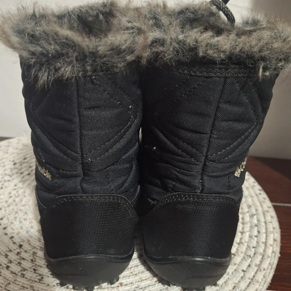 Columbia Black Quilted Winter Boots with Faux Fur Size 9.